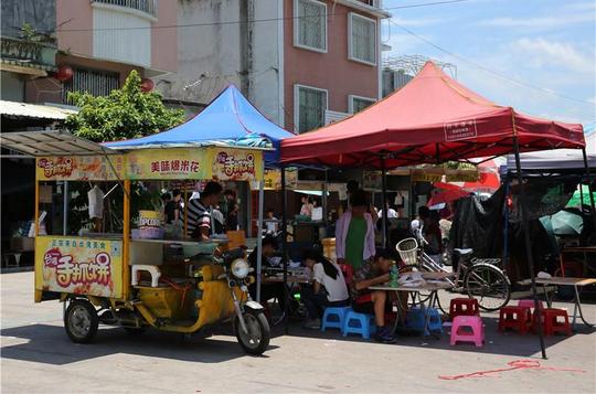 学校门口流动小吃摊生意火爆食品卫生令人担忧(0)