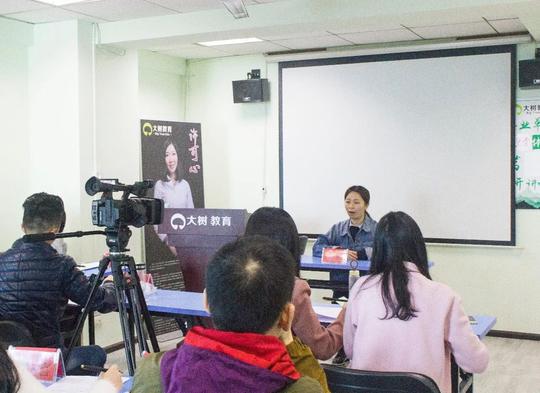 考生开始作答,考官正在仔细听取考生答案.完全模拟面试的真实环境!