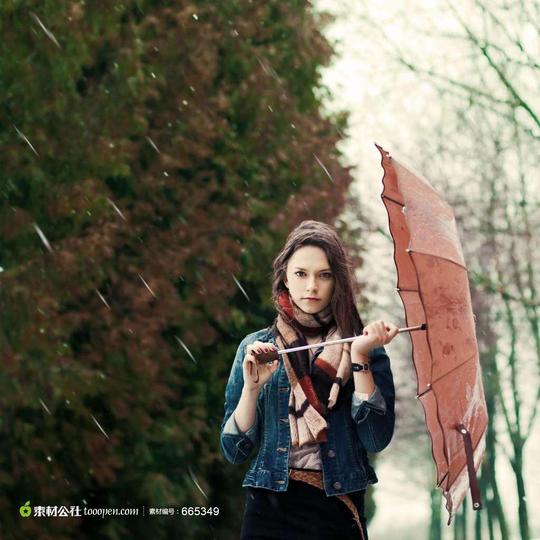 倾斜伞任雨点打在身上的美女摄影背景桌面壁纸图片素材
