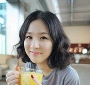不是只有染色的发型才美丽,这款韩国黑色短发泡面头充满邻家女孩的
