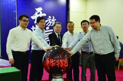 2015年武汉苏宁时任总经理戴总与黄冈商务局正式签订战略合作协议