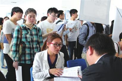 全市大学生就业创业服务高校行启航