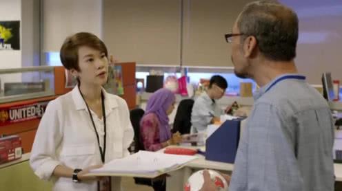 女孩是一名报社记者，专门报道足球比赛，讲述了底层球员的辛酸史