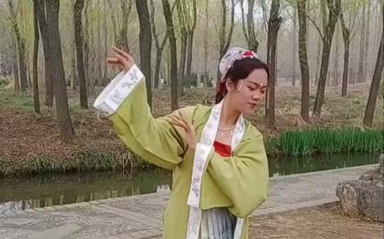青衣即兴舞蹈
