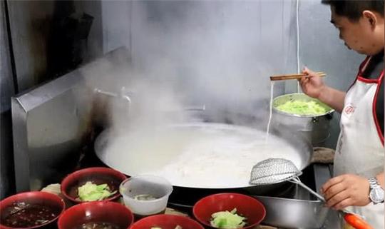 成都板凳面生意火爆,一排就坐34个人,全用板凳当
