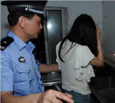 女子租房被邻居投诉，房东报警处理，女子:都怪我动静太大