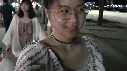 钱贝带着闺蜜们到芭提雅步行街本想找个酒吧喝酒但实在太乱了