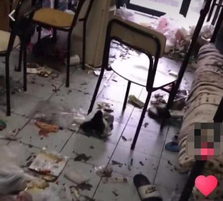 抖音惊现最烂大学宿舍,蚊帐一挂像"鬼片"画面,网友:打扰了!