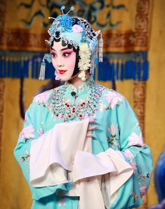 玩抖音唱京剧花旦王梦婷不走寻常路与德云社郭德纲合作一炮而红