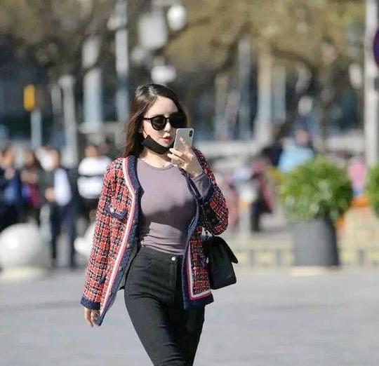 街拍，御姐身穿灰色紧身衣搭牛仔裤，霸气一姐走路就是这么自信