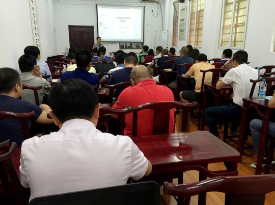具有丰富创业和投资经验的查立老师带领资本运营实战总裁班第八期走近