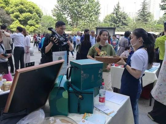 武汉市残联开展全国助残日系列活动12个残疾人创业项目集中亮相(图2)