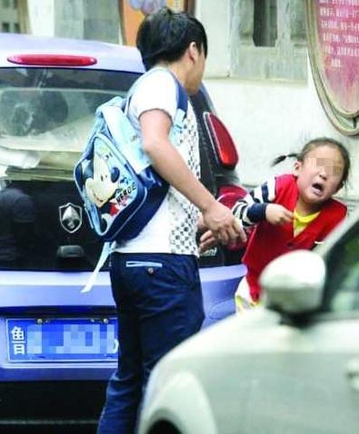 家长|“爸爸”学校接女儿，老师眼看孩子被带走，女儿哭喊:我不认识他