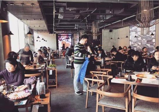 他被洗白后,人气剑指鹿晗,火锅店生意更是好到让人眼红