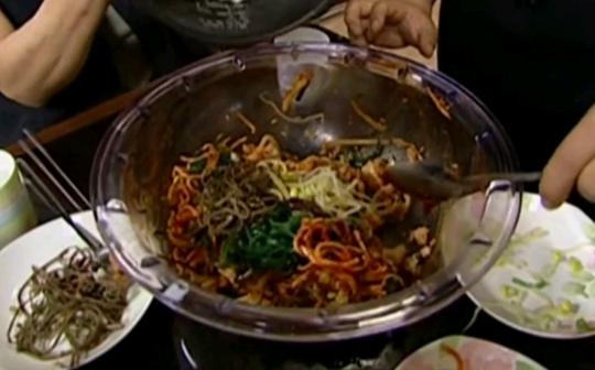 搞笑一家人|美食合集|这用盆装的拌饭看着就很好吃啊!
