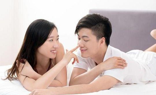 老婆去世，小姨子领养女儿，女儿经常要钱，翻开老婆相册后他大怒