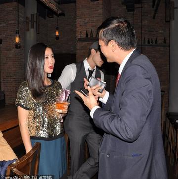 朱珠国外留学派对抽烟表情照片