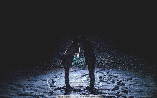 夜色里的情侣夫妻亲昵下雪了夜晚素材天下摄影