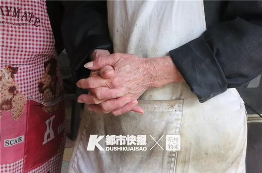儿子欠下26万浙江86岁老夫妻每天咸菜配饭赚钱还债!老人一句话让执行法官动容