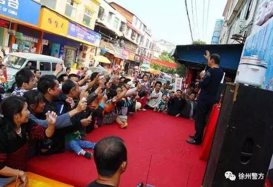 街头骗术揭秘:骗子如何将20块钱的炒锅以300块卖出,半