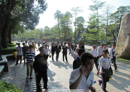 东部华侨城入口人流深圳城市风光人群花园植物树木假石