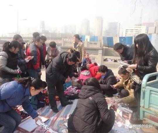 属于冬季12月份,温度都是零下几度,其实大家可以看他摆摊的周围环境