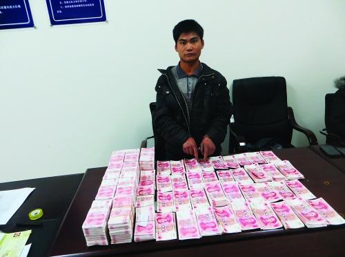 编织袋里的百万余元假钞.通讯员曾伟东摄