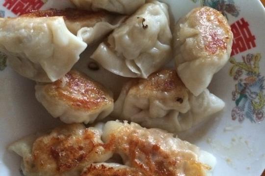 猪肉鲜香菇豆腐干饺子皮食用油蚝油生抽高汤盐煎饺的做法