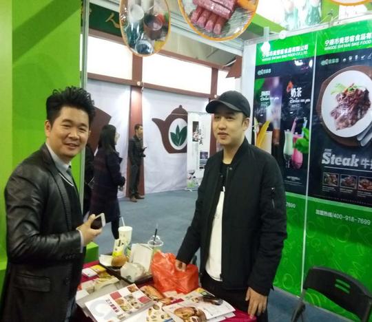 (宁德创业明星麦思客食品公司与客户现场签约)