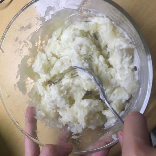 蒸熟后用勺子捣烂至泥状加糖加盐加沙拉酱或者炼乳牛奶