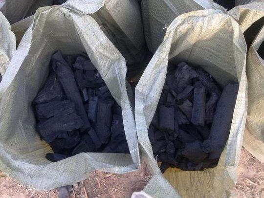 冬天来了，农村又多了一门赚钱的生意，老汉卖木炭一天净赚500块