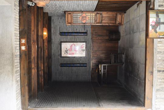怪街就在走进城门楼右手边第二个转弯处,里面有横屋,倒屋,隐身小屋