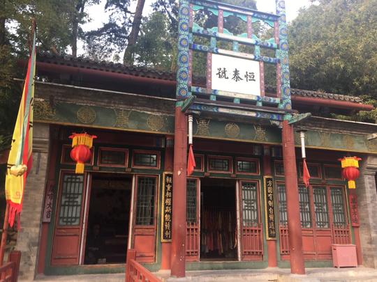 皇家水系游的入口是偏门,进入颐和园大门后沿着右手边的堤坝往前是