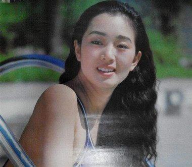 1995年,拍完《摇啊摇,摇到外婆桥》的最后一个镜头,张艺谋宣布与巩俐
