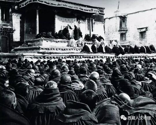 西藏老照片|1950年的拉萨八廓街:朝圣者,大法会和生意
