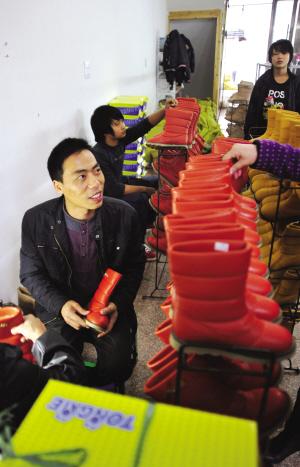 生意兴旺的鞋厂内,老板与员工一起忙碌.