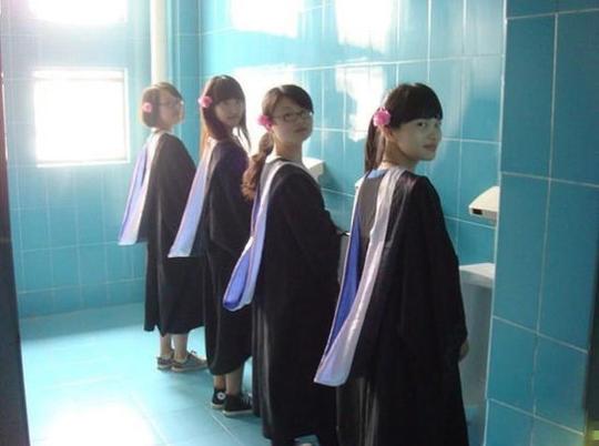 全球搞怪毕业照大pk:日本学生最开放(图)