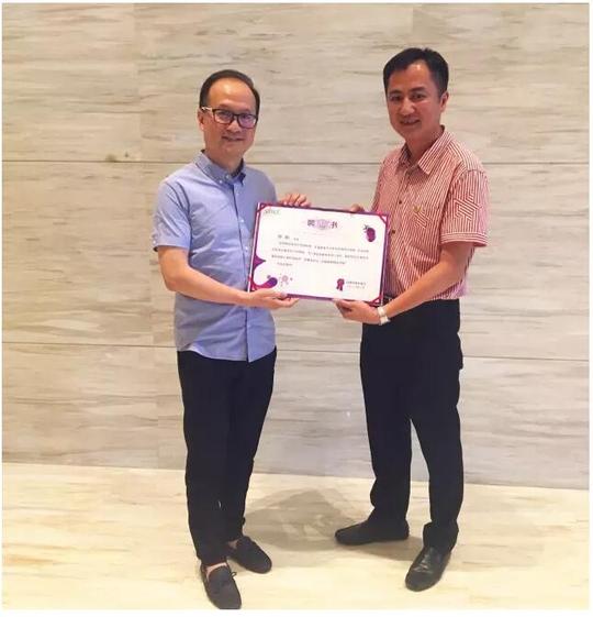 青商会会长洪少培代表青商会向郑刚颁发青商创业导师聘书