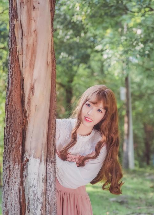清纯可爱美女，森林中的写真鉴赏