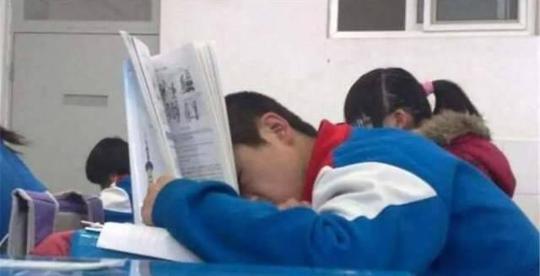 要不要叫醒上课睡觉的学生?教师和校长意见不一样