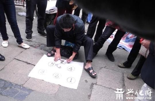 莆田街头的猜瓜子骗术大揭秘,被骗的连内裤都没了
