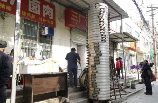 农民街头做生意,没有两把刷子怎么赚钱,看小伙的赚钱
