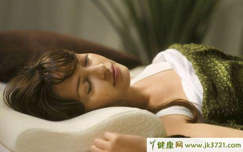 睡眠不足和睡眠过多哪个对身体危害更大