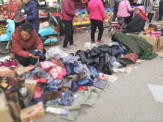 农村集市上有很多做生意的人,这些人多是卖衣服或者是卖吃食.