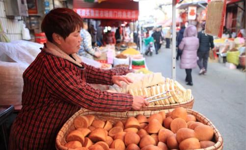 河南大姐集市卖创意烤馒头生意火爆，金黄酥脆面香十足