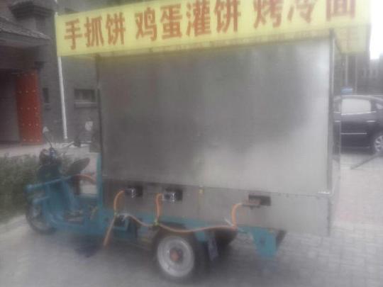 小吃车出售煎饼果子,烤冷面,手抓饼,鸡蛋灌饼