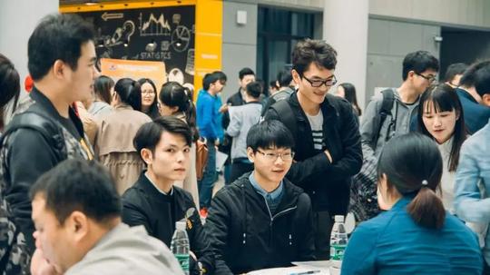 在沉淀了5后,小张通过他的韧劲和拼搏创业成功,于是他拿出了银行卡