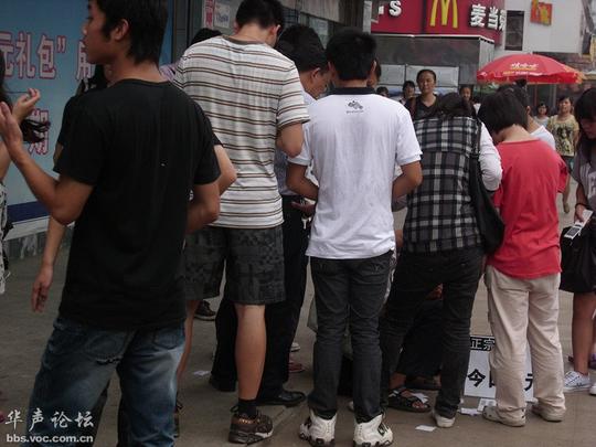 岳阳签名哥,生意好红火,是在出卖艺术吗
