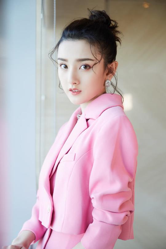气质女神宋祖儿，粉色短上衣搭配热裤，"小蛮腰"超给力