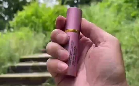 防身喷雾外形越低调越好使，像钢笔像口红，危险时刻方可化险为夷